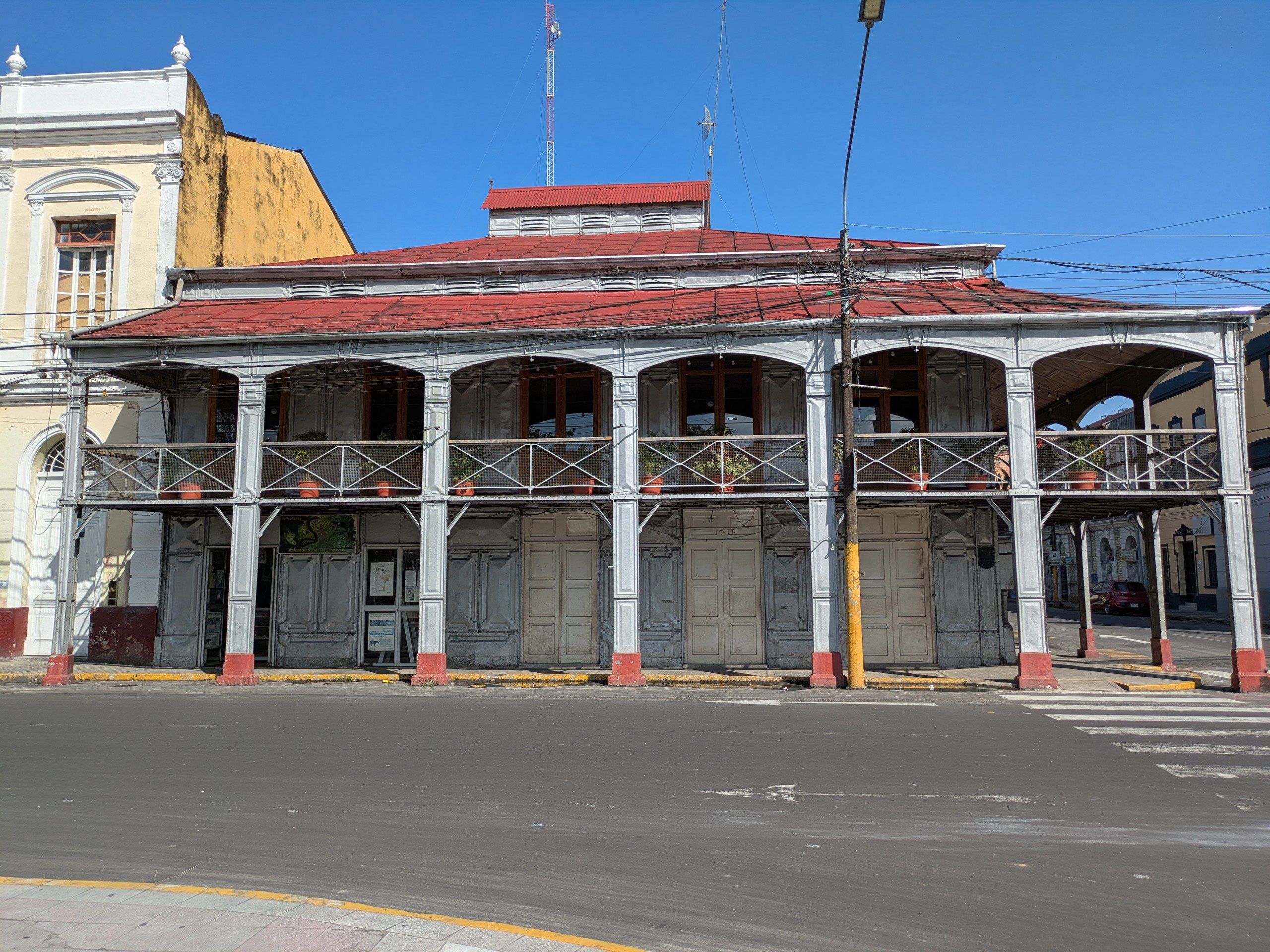 Местная достопримечательность - железный дом. Он реально весь из железа. Кому-то было мало шапочки из фольги 🙂