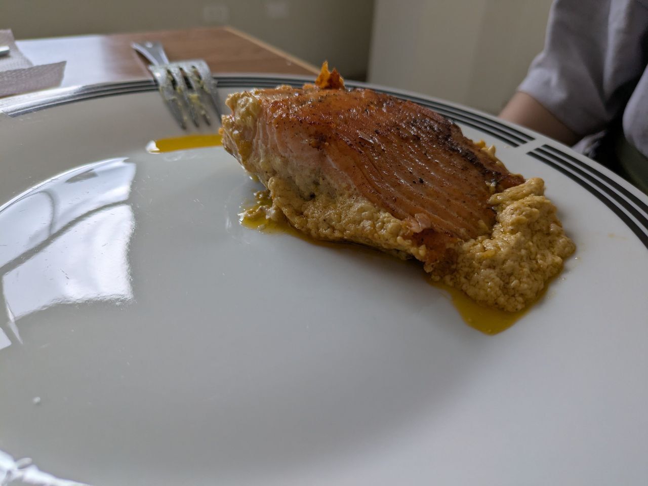 А за ними - форель на каком-то особом соусе из сливочного масла с травами.