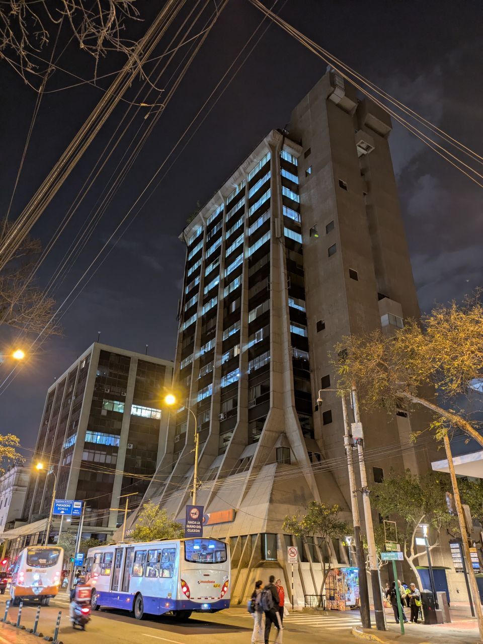 Здание BPC с крутыми контрфорсами