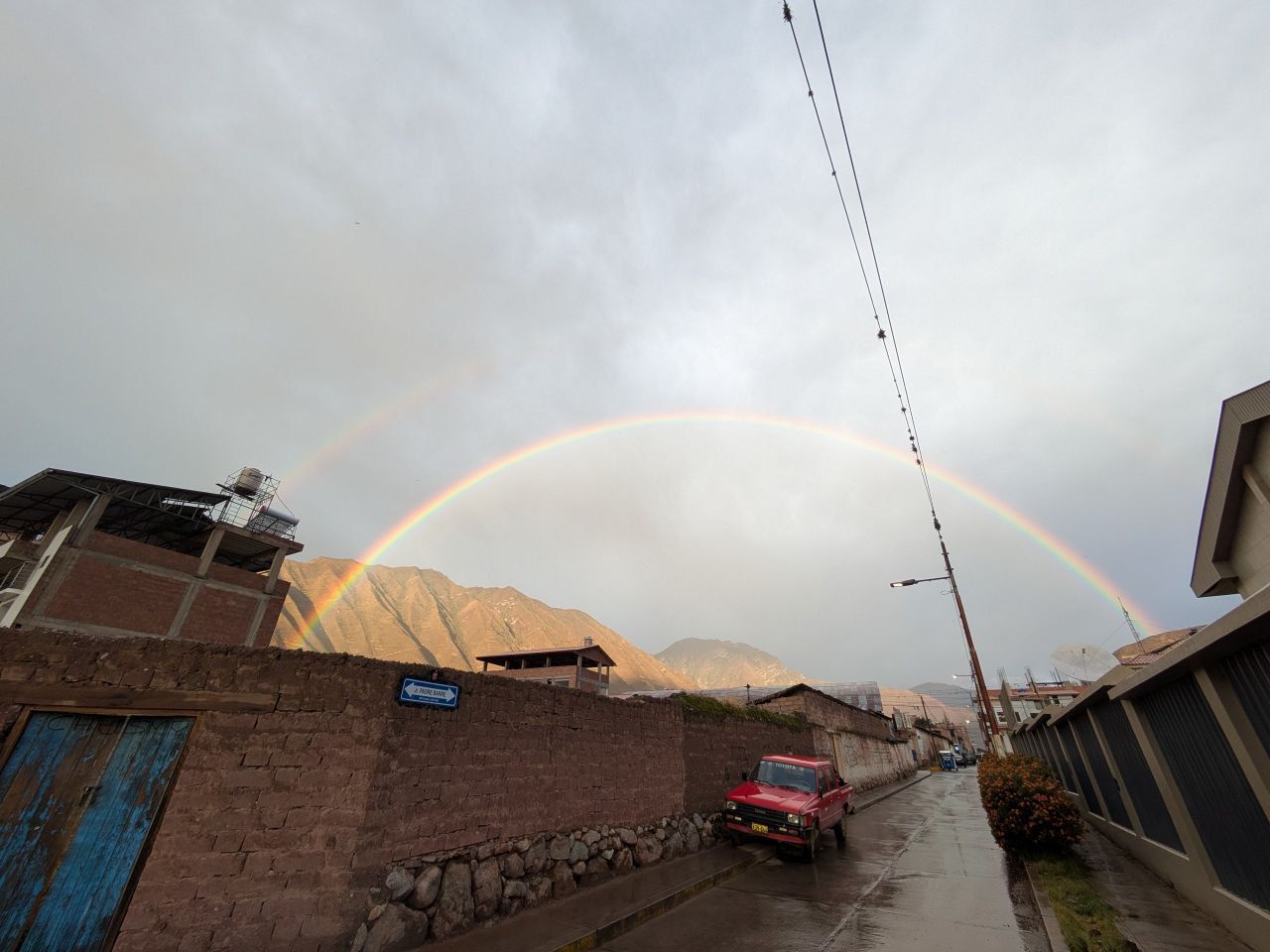 Очень мощная и яркая двойная радуга. Наверное, это самая большая и яркая радуга, которую я видел в жизни.