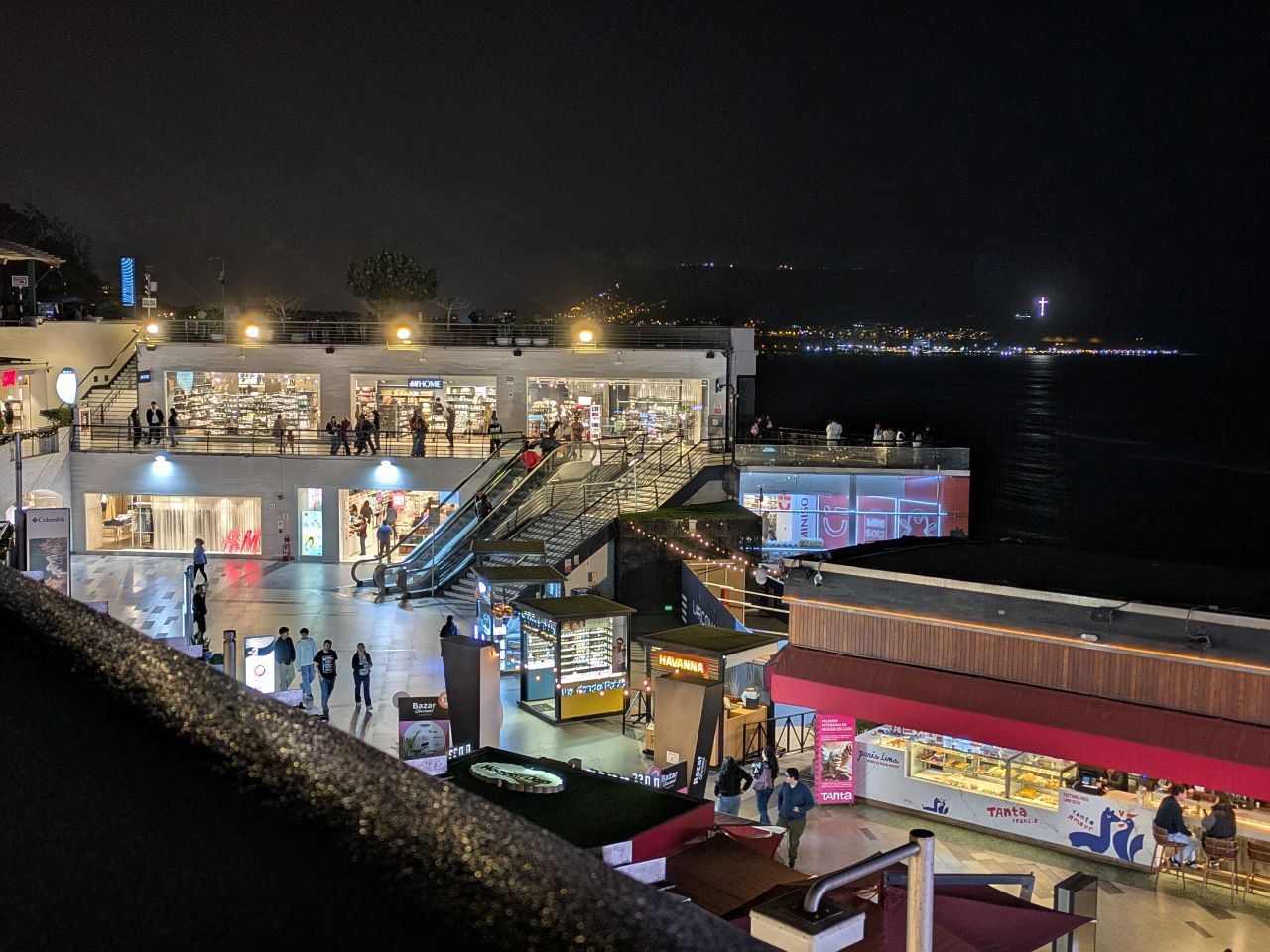 Ларкомар - ТЦ прямо в скале над океаном