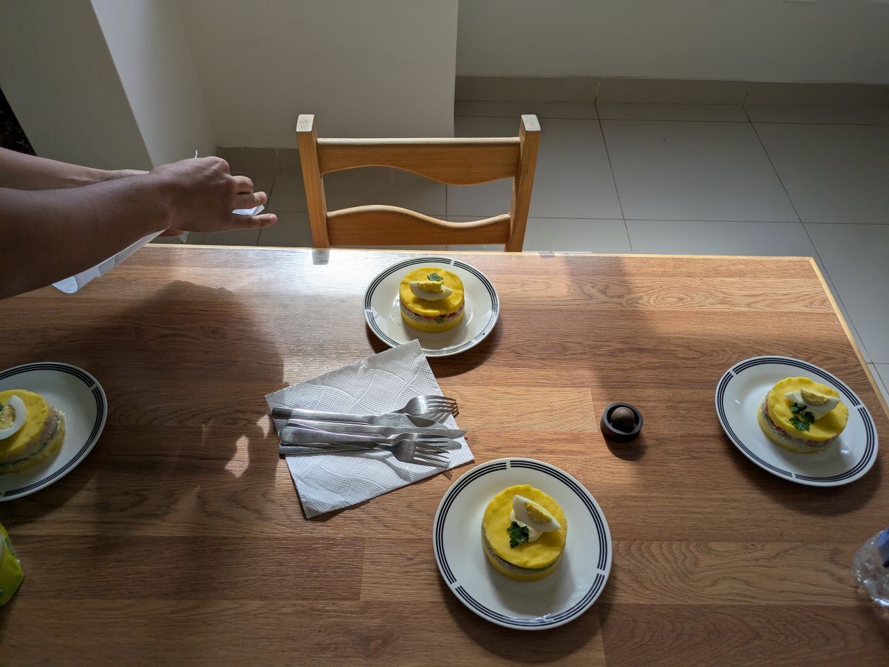 Началось всё с кауситы. Основа - картофельное пюре, плюс слои из того что хочется. В данном случае были тунец, авокадо и помидоры.